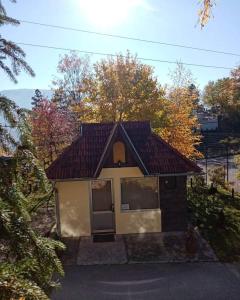 una pequeña casa con techo marrón en Apartman Oreol, en Priboj