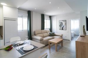 sala de estar con sofá y mesa en AAC Málaga - Apartamento muy cómodo y bien comunicado, a 1,3km del centro, en Málaga