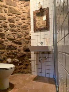y baño con lavabo y aseo. en CAN VOLAN, en Sant Pere Despuig