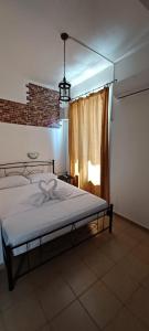 Schlafzimmer mit einem Bett und einem Fenster in der Unterkunft Star Sianna Village Rooms to let in Siána