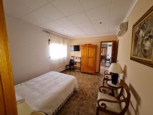 A bed or beds in a room at Hotel Bon Lloc