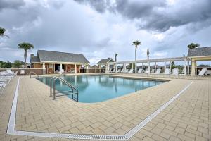 ザ・ヴィレッジズにあるThe Villages Retreat with Lanai and Lake Views!のリゾート内の大型スイミングプール