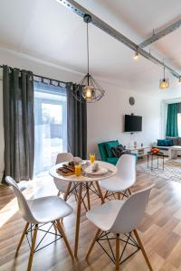 comedor y sala de estar con mesa y sillas en Apartments24 STUDIO53 en Rakvere