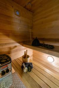 una sauna con suelo de madera y un reloj en la pared en Apartments24 STUDIO53 en Rakvere
