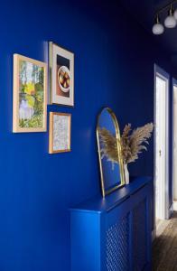 une chambre bleue avec un miroir sur un mur bleu dans l'établissement Stylish Private Flat Near St. Andrews Golf Course, à Cupar