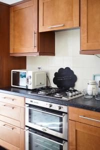 Кухня або міні-кухня у Stylish Private Flat Near St. Andrews Golf Course