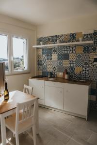 Кухня или мини-кухня в BlueSun Apartments
 +37 фотографий