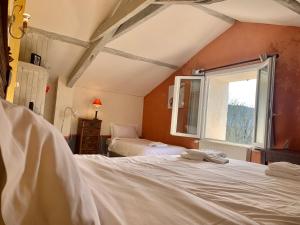 Postel nebo postele na pokoji v ubytování Les Figuiers de Louna - PIERRE ENSOLEILLÉE - 110 m2 et une véranda