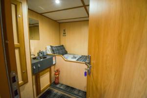 a small room with a sink and a bunk bed at Nova Spero in Fort William