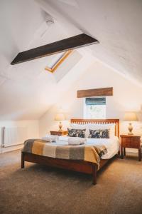 una camera da letto con un grande letto in mansarda di Home Farm & Lodge a Bawtry