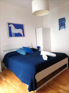 - une chambre avec un lit et une couverture bleue dans l'établissement Bluoltremare, à Realmonte