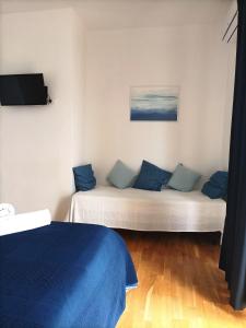 Un dormitorio con una cama con almohadas azules. en Bluoltremare en Realmonte