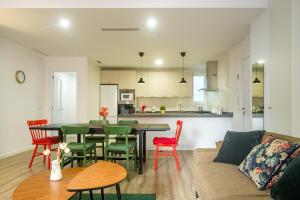 sala de estar y cocina con mesa y sillas en Bright & Very Comfortable Apartment, en Valencia