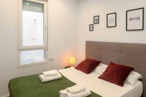 Rúm í herbergi á Bright & Very Comfortable Apartment