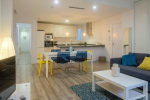 Kuchyň nebo kuchyňský kout v ubytování Bright, Brand new & Very Comfortable Apartment