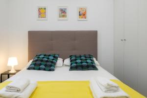 Postel nebo postele na pokoji v ubytování Bright, Brand new & Very Comfortable Apartment