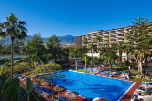 Peldbaseins naktsmītnē Complejo BLUESEA Puerto Resort compuesto por Hotel Canarife y Bonanza Palace vai tās tuvumā