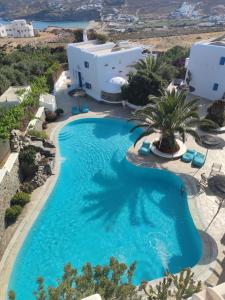 una vista aérea de una piscina frente a un edificio en Mykonian Iros Suites & Villas, en Playa Kalo Livadi