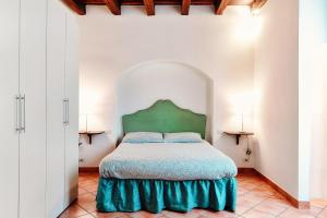 una camera con letto e testiera verde di Piazza Duomo-Downtown Como a Como