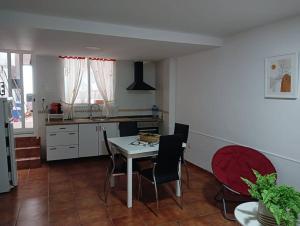 a kitchen with a table and chairs in a room at Apartamento Casa Quiles 