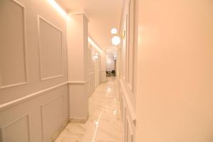 a hallway with white walls and a white door at ANAMA camere & suite in Lucera