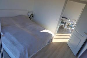 Postel nebo postele na pokoji v ubytování Stovyklavietė Paukščių takas