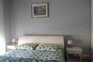 Postel nebo postele na pokoji v ubytování Les Pins Bleus - Antibes Juan Les Pins + 19 fotografií