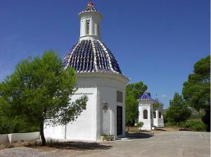 a small white building with a black roof at Apartamento Casa Quiles 