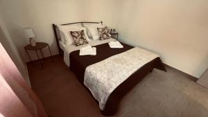 um quarto com uma cama com duas toalhas em Elli’s House em Kalavárda