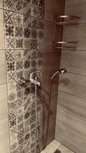 um chuveiro com uma porta de vidro na casa de banho em Elli’s House em Kalavárda
