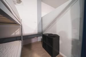 a bedroom with a bunk bed and a small table at Albergue Barullo - Cubículos - Literas - Habitaciones in Sarria