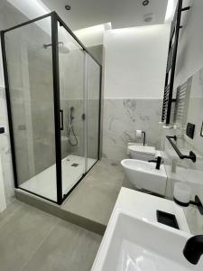 uma casa de banho com um chuveiro, um lavatório e um WC. em Napoli Comfort Home em Nápoles