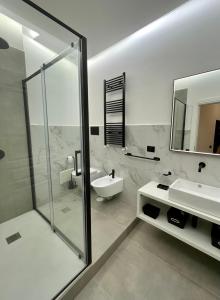 uma casa de banho com um chuveiro, um lavatório e um WC. em Napoli Comfort Home em Nápoles