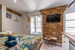 um quarto com um urso de peluche deitado numa cama em Chez Ingres - Le Nid - Joyau caché en centre ville em Montauban