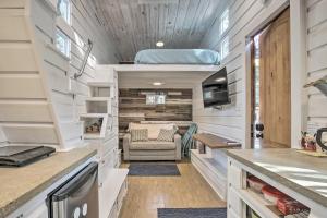 una cocina y sala de estar en una casa pequeña en Unique Stay Tiny Everest San Antonio Home! en San Antonio