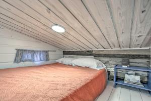 uma cama num pequeno quarto com tecto em madeira em Unique Stay Tiny Everest San Antonio Home! em San Antonio