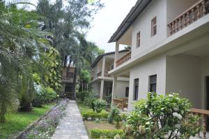 Um jardim no exterior de Chitwan Paradise Hotel