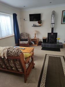 sala de estar con sofá y mesa de centro en Miriam's Cottage West Cork, en Drom dhá Liag