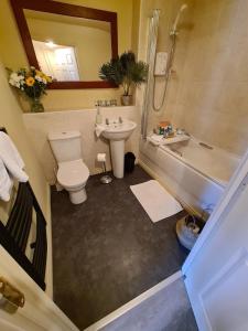 Bathroom sa The Shambles by Spires Accommodation A Boho styled place to stay just 3 miles from Birches Valley visitors Centre Cannock Chase