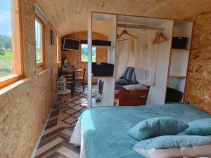 ein Schlafzimmer mit einem Bett in einem Zimmer mit einem Fenster in der Unterkunft Chez Christy Chemin des Dinots in Saint-Bonnet-de-Four