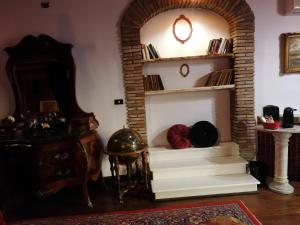 een kamer met een trap en een plank met hoeden bij La stanza nel parco in Anguillara Sabazia