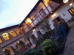 un ancien bâtiment avec un escalier devant lui dans l'établissement Terra Sagrada Cusco, à Cusco