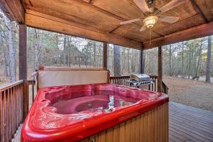 Fotografie z fotogalerie ubytování Broken Bow Cabin with Deck, Hot Tub and Fire Pit! v destinaci Broken Bow