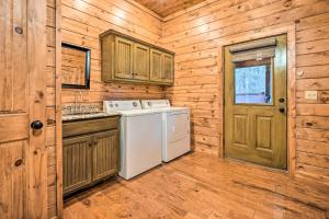Kuchyň nebo kuchyňský kout v ubytování Broken Bow Cabin with Deck, Hot Tub and Fire Pit!