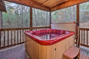 Fotografie z fotogalerie ubytování Broken Bow Cabin with Deck, Hot Tub and Fire Pit! v destinaci Broken Bow