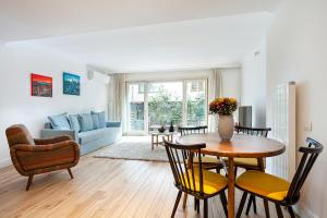 Una sala de estar con una mesa y sillas y un sofá. en NOA - Tatar Beyi 18, en Estambul