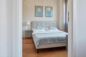 Postel nebo postele na pokoji v ubytování Pastel Condo in Vinohrady by Prague Days