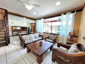 a living room with couches and a coffee table at Centro Up! in Búzios