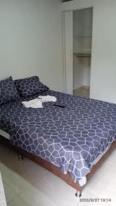 Tempat tidur dalam kamar di Hostal Arámbulo