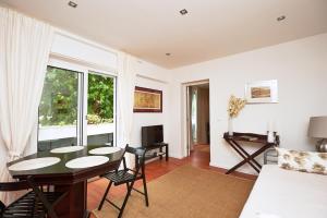 a living room with a table and a couch at Villa Lunae - Sintra Flats in Sintra